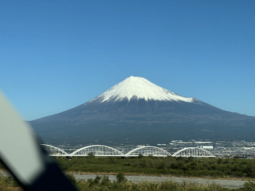 Fuji met een stuk brug in de weg