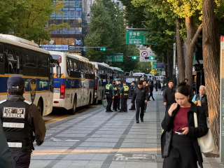 Politiebussen tot de horizon