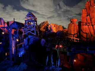 Big Thunder Mountain in het schemerlicht