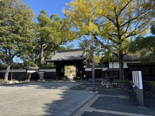 Toegangspoort met muur