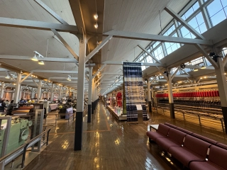 Hal vol weefgetouwen